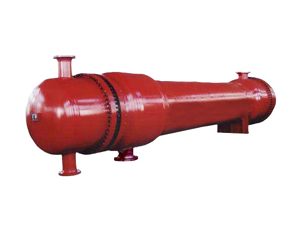 <b>浮頭式折流桿換熱器與冷凝器是一種新型高效的傳熱設備，具有防振性能強、流動(dòng)阻力小、不易結垢、傳熱性能好及表面溫度均勻等優(yōu)點(diǎn)。它不同于常用的弓形折流板換熱器，換熱管由桿系組成的折流圈支撐，從上下左右四個(gè)方位將管子固定。殼程流體平行于管束的軸向流動(dòng)，流動(dòng)阻力很小，一般是弓形板的1/7～1/9，因而可以提高殼程流速來(lái)增加殼程的湍流程度，從而強化傳熱。</b>