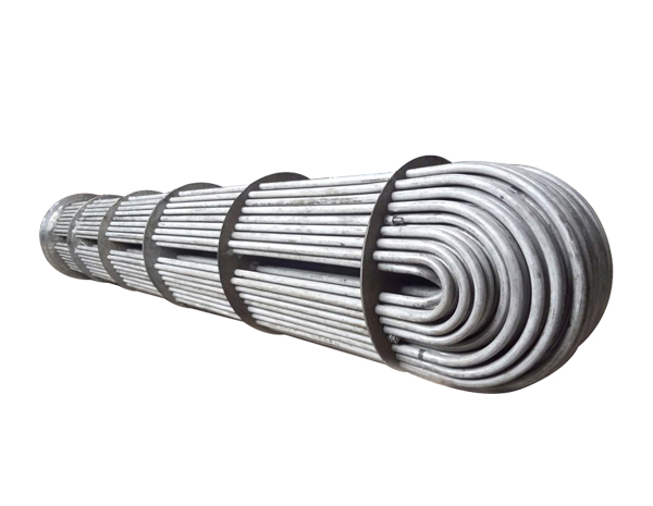 <b>U型管換熱器在換熱器中是唯一適用于高溫、高壓和高溫差的換熱器，特點(diǎn)如下： 1.以U型換熱管尾端的自由浮動(dòng)解決溫度差壓力，可用于高溫差，完全可以代替螺旋板換熱器； 2.只有一塊管板，加之法蘭的數量也少，故結構簡(jiǎn)單而且泄漏點(diǎn)少； 3.可以進(jìn)行抽芯清洗； 4.管板焊縫采用全自動(dòng)管板氬弧焊，美觀(guān)的同時(shí)保證質(zhì)量； 5.管程流速太高時(shí)，將會(huì )對U型彎管段產(chǎn)生嚴重的腐蝕，影</b>