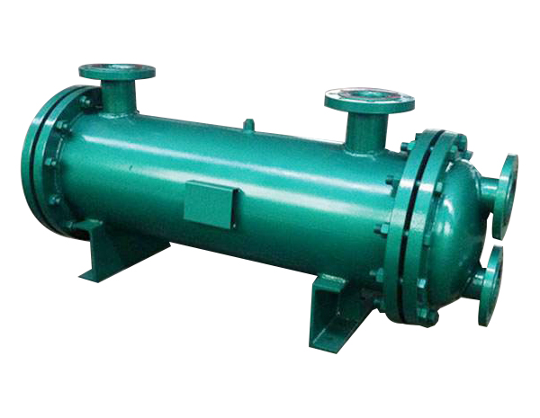 <b>管殼式換熱器又稱(chēng)為列管式換熱器。是以封閉在殼體中管束的壁面作為傳熱面的間壁式換熱器。這種換熱器可用各種結構材料（主要是金屬材料）制造，能在高溫、高壓下使用，結構簡(jiǎn)單、造價(jià)低、流通截面較寬、易于清洗水垢；但傳熱系數低、占地面積大。 管殼式換熱器有固定管板式汽-水換熱器、帶膨脹節管殼式汽-水換熱器、浮頭式汽-水換熱器、U形管殼式汽-水換熱器、波節</b>